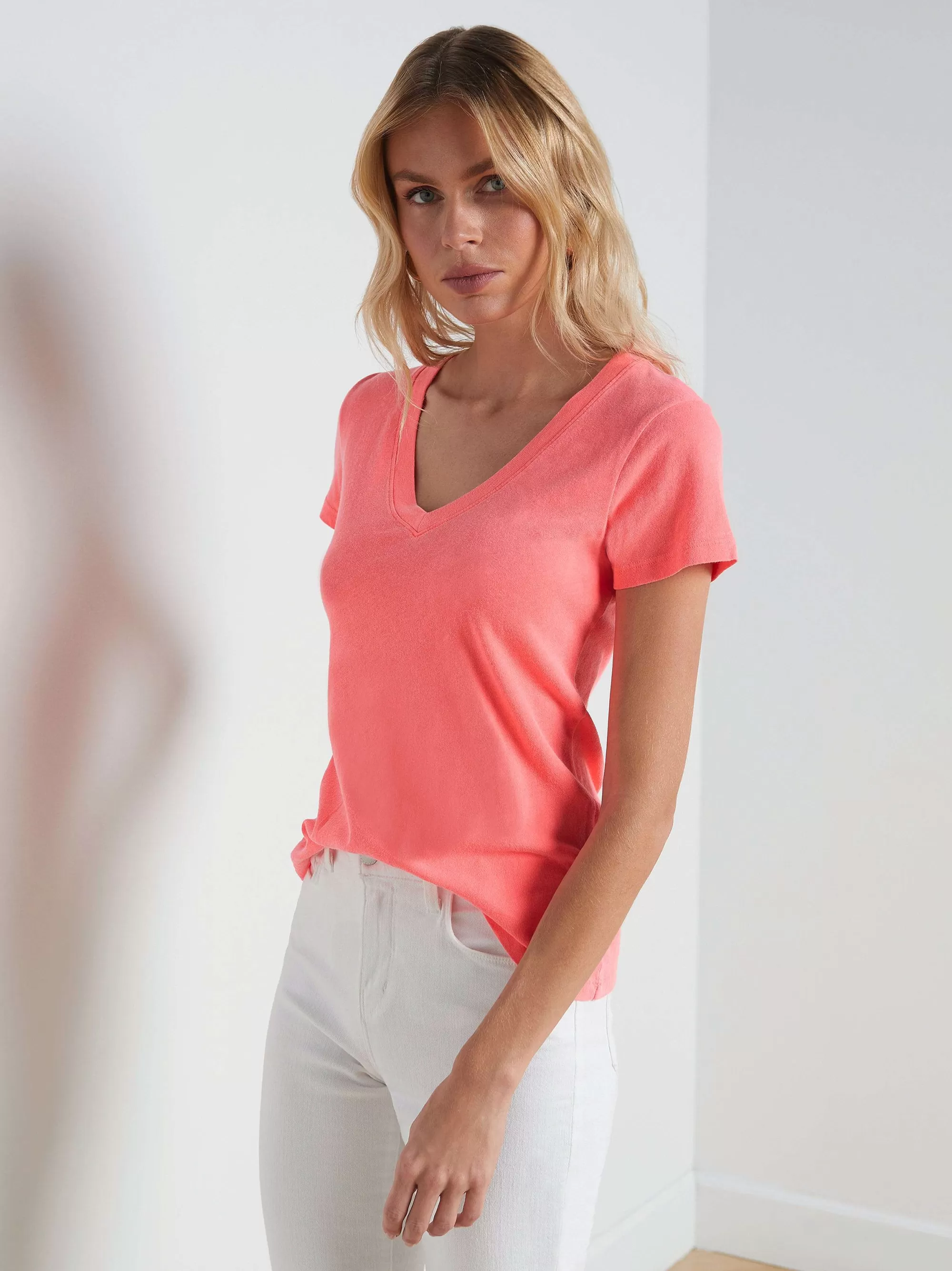 L'AGENCE Becca Katoenen T-Shirt Met V-Hals Neon Koraal Discount