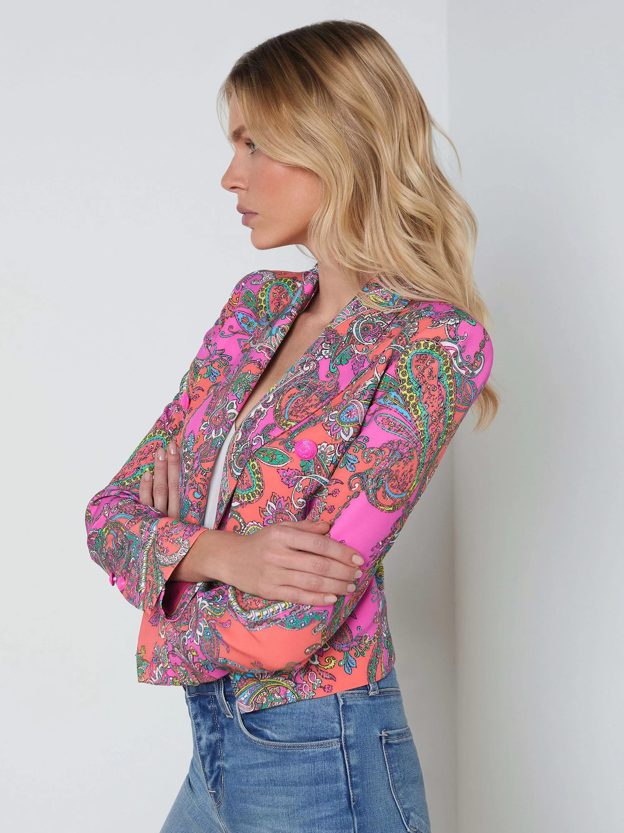 L'AGENCE Lila Blazer Met Open Voorkant Rhodamine Multi Bright Pop Paisley Fashion